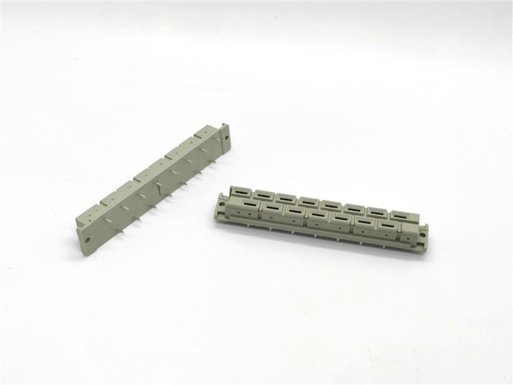 DIN41612 Pystysuora naaras H15 -tyyppiset liittimet